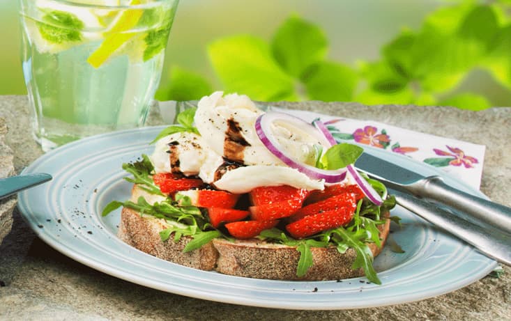 Levainmacka med mozzarella & jordgubbar - Recept | Pågen